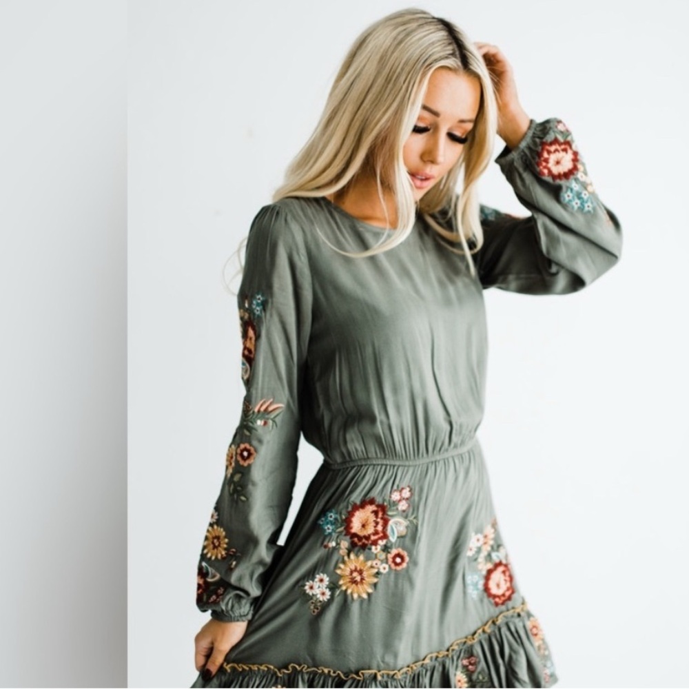FEHRNVI knee Length
Savannah Jane Floral Embroidered Long Sleeve Dress Large